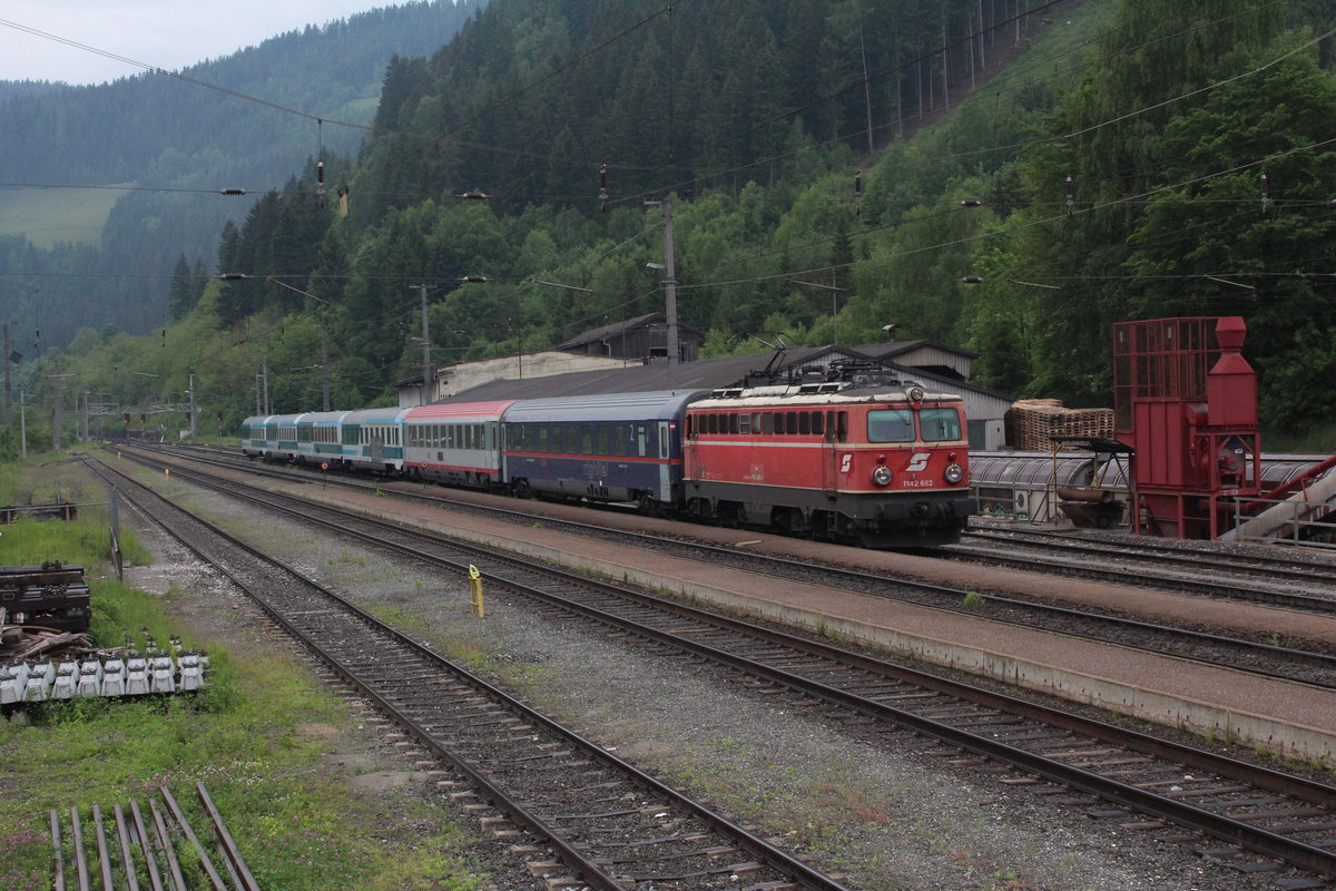Die 1142 682 brachte am 27.5.2019 den RJ554 der gebildet aus dem Wagensatz des EC151 war von Graz nach Mürzzuschlag und durchfährt den Bahnhof Wartberg im Mürztal.