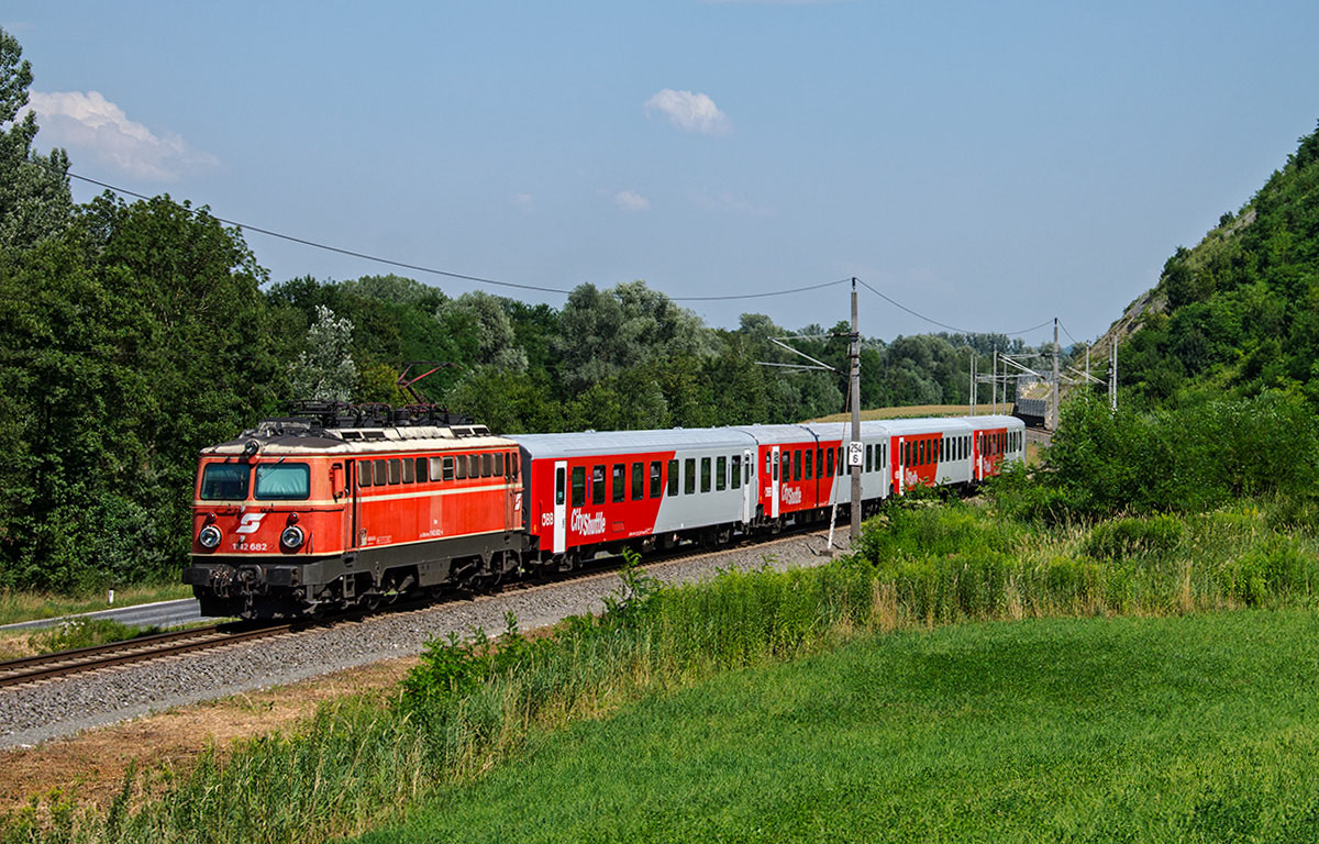 Die 1142 682 war auch wieder mal in der Südsteiermark unterwegs, hier als S5 (4164) nach Graz Hbf in Ehrenhausen, 10.07.2017. 