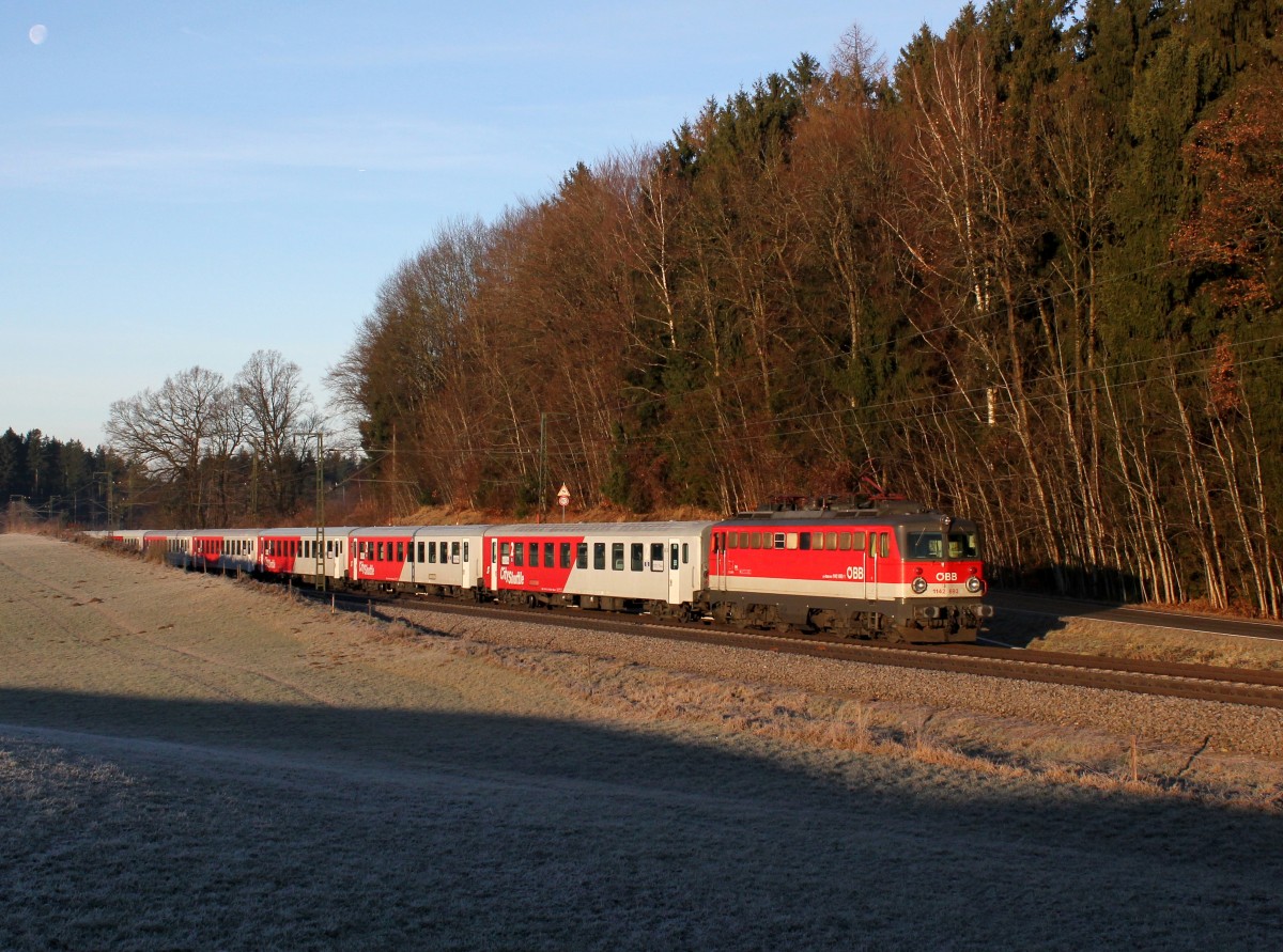 Die 1142 693 mit einem M am 21.12.2013 unterwegs bei Hufschlag.
