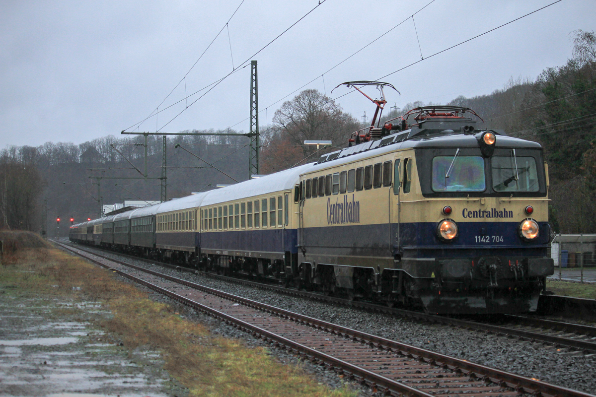 Die 1142 704 der Centralbahn GmbH durchfährt am 21.12.2018 bei strömendem Regen mit ihrem Leerreisezug von Mönchengladbach nach Bad Nauheim Brachbach in Richtung Siegen.

Gruß an den Tf zurück.