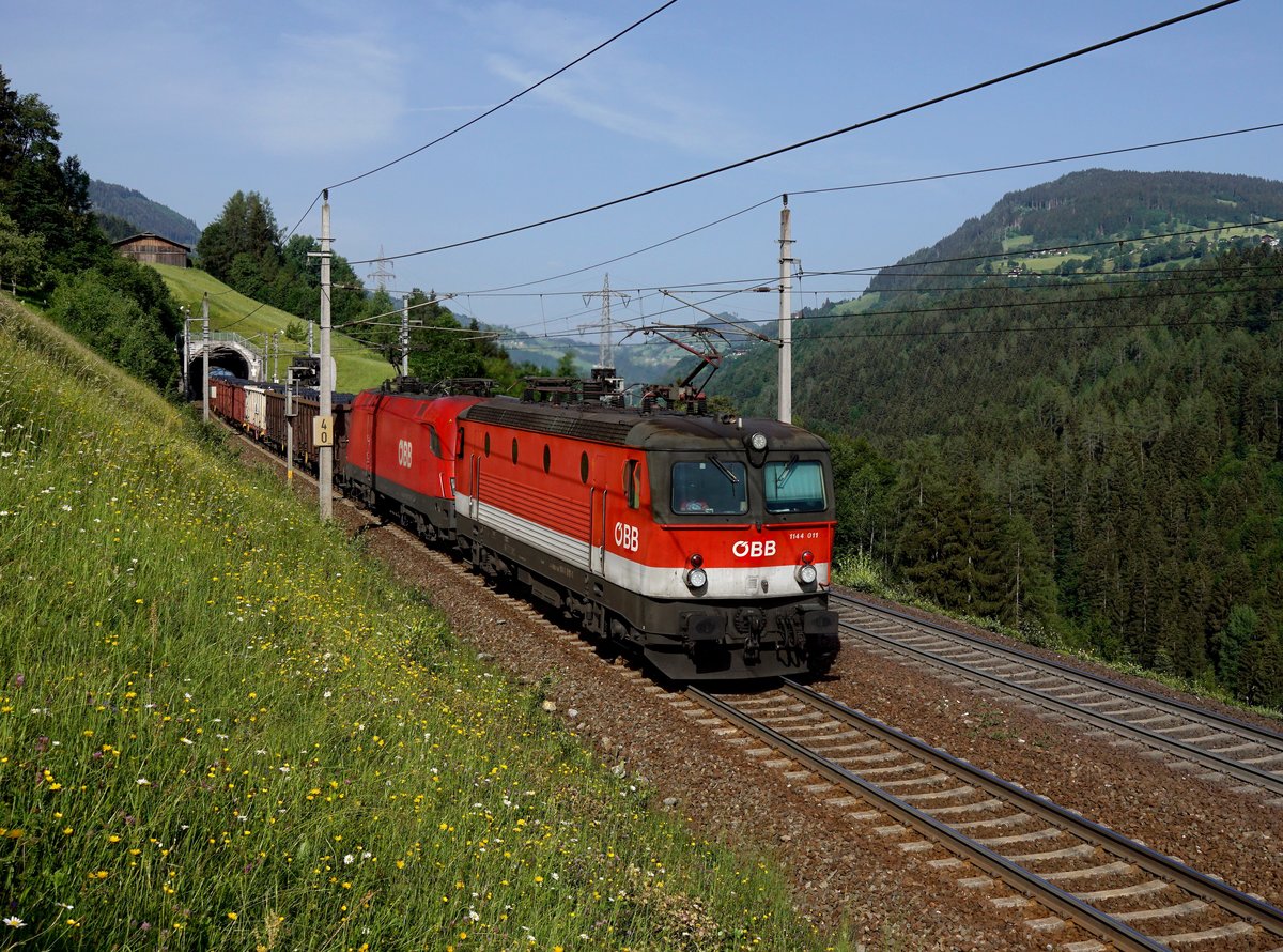 Die 1144 011 und die 1116 179 mit einem Güterzug am 31.05.2018 unterwegs bei Loifarn.