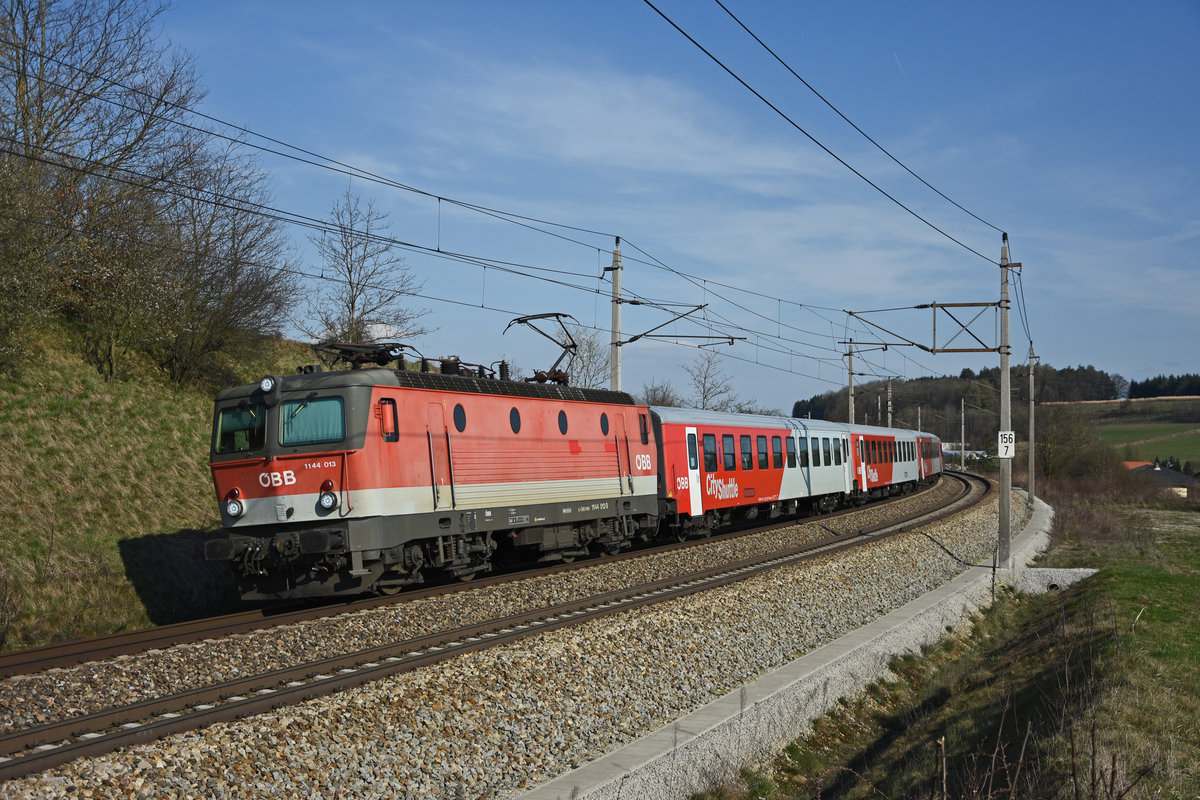 Die 1144 013 war am 30.03.2017 für den Regionalzugverkehr zwischen St.Valtentin und Amstetten eingeteilt. Hier zieht sie den R 2484 bei Stadt Haag Richtung Westen.