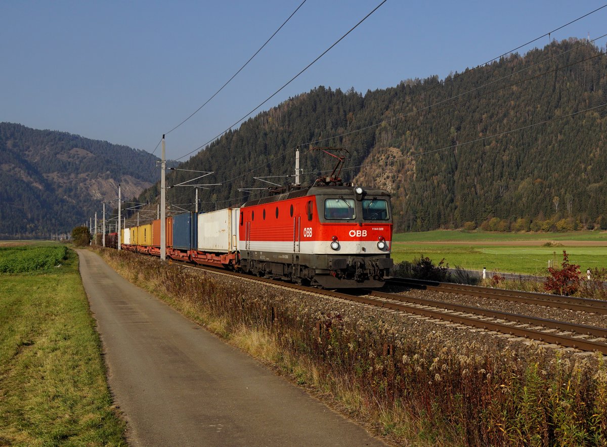 Die 1144 028 mit einem Güterzug am 13.10.2018 unterwegs bei Fentsch-St.Lorenzen.
