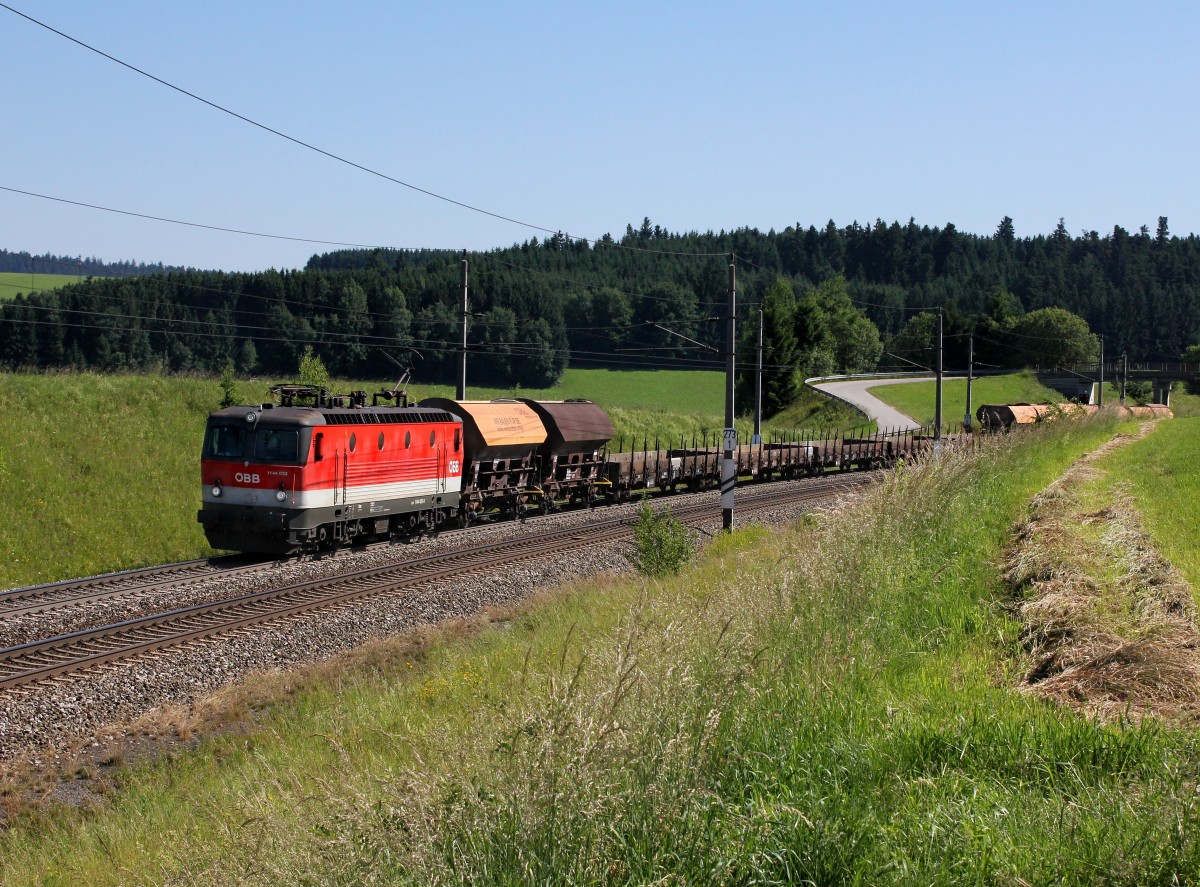 Die 1144 032 mit einem Güterzug am 16.06.2012 unterwegs bei Pöndorf.