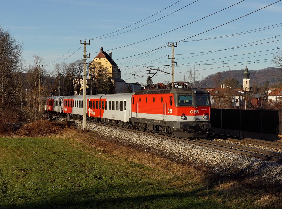 Die 1144 036 mit einem REX am 06.01.2018 unterwegs bei Elsbethen.