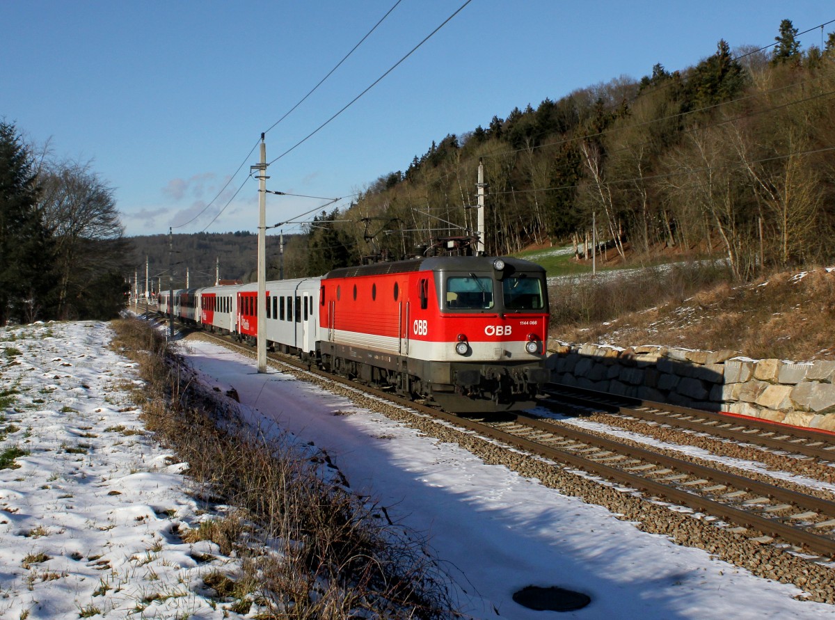 Die 1144 066 mit einem REX nach Linz am 08.01.2016 unterwegs bei Wernstein.