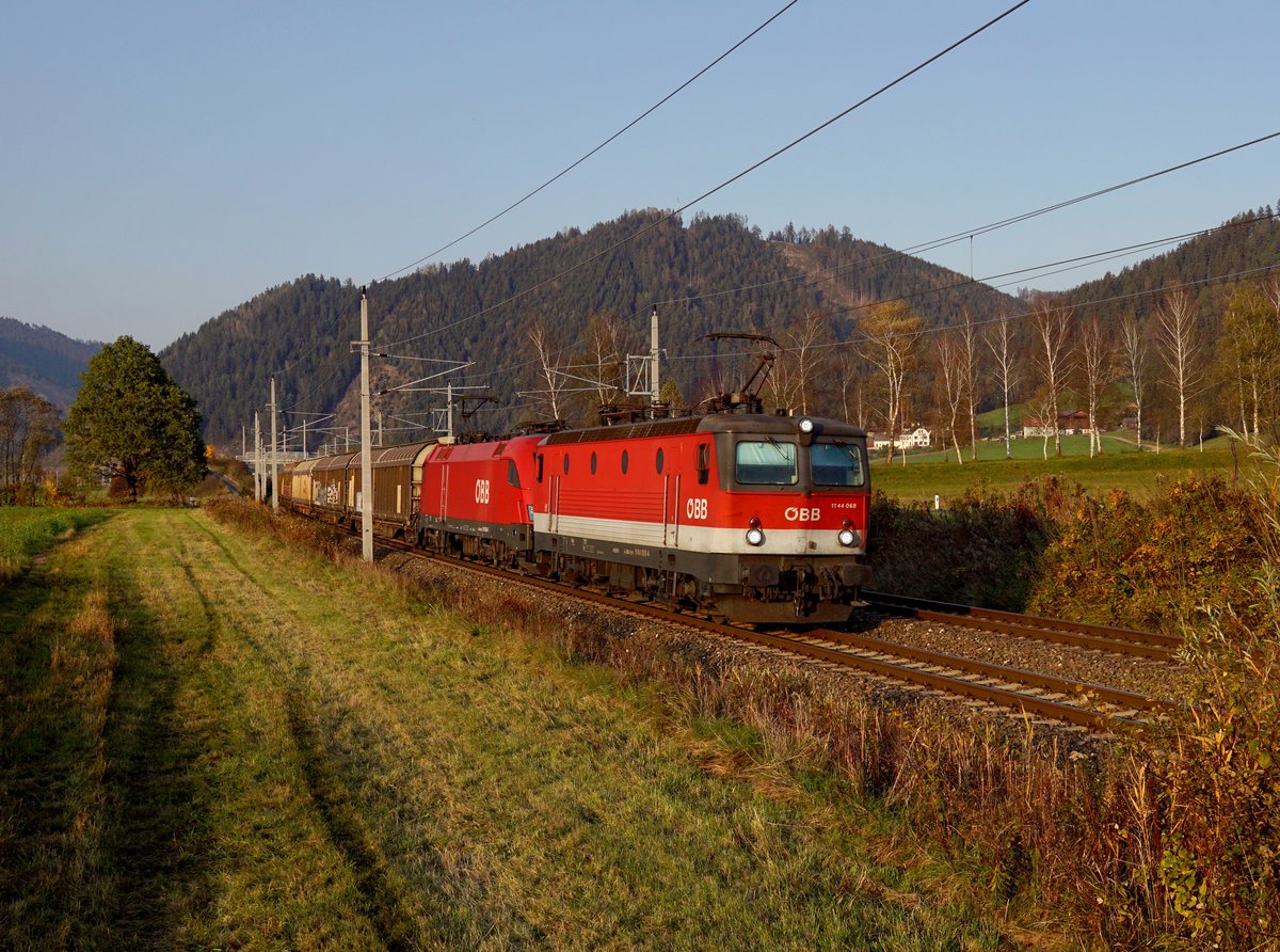 Die 1144 068 und die 1116 088 mit einem Güterzug am 13.10.2018 unterwegs bei Fentsch-St.Lorenzen.