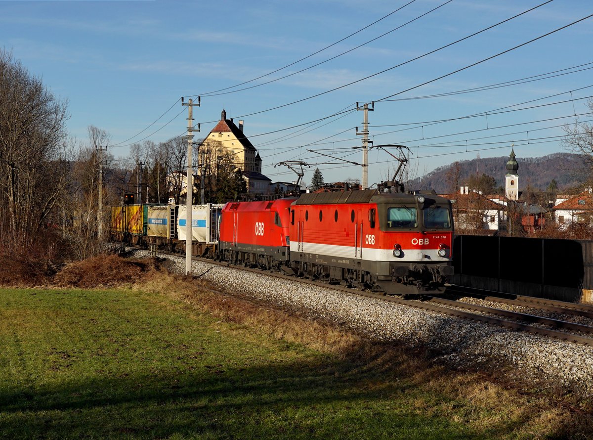 Die 1144 078 und die 1116 124 mit einem KLV-Zug am 06.01.2018 unterwegs bei Elsbethen.