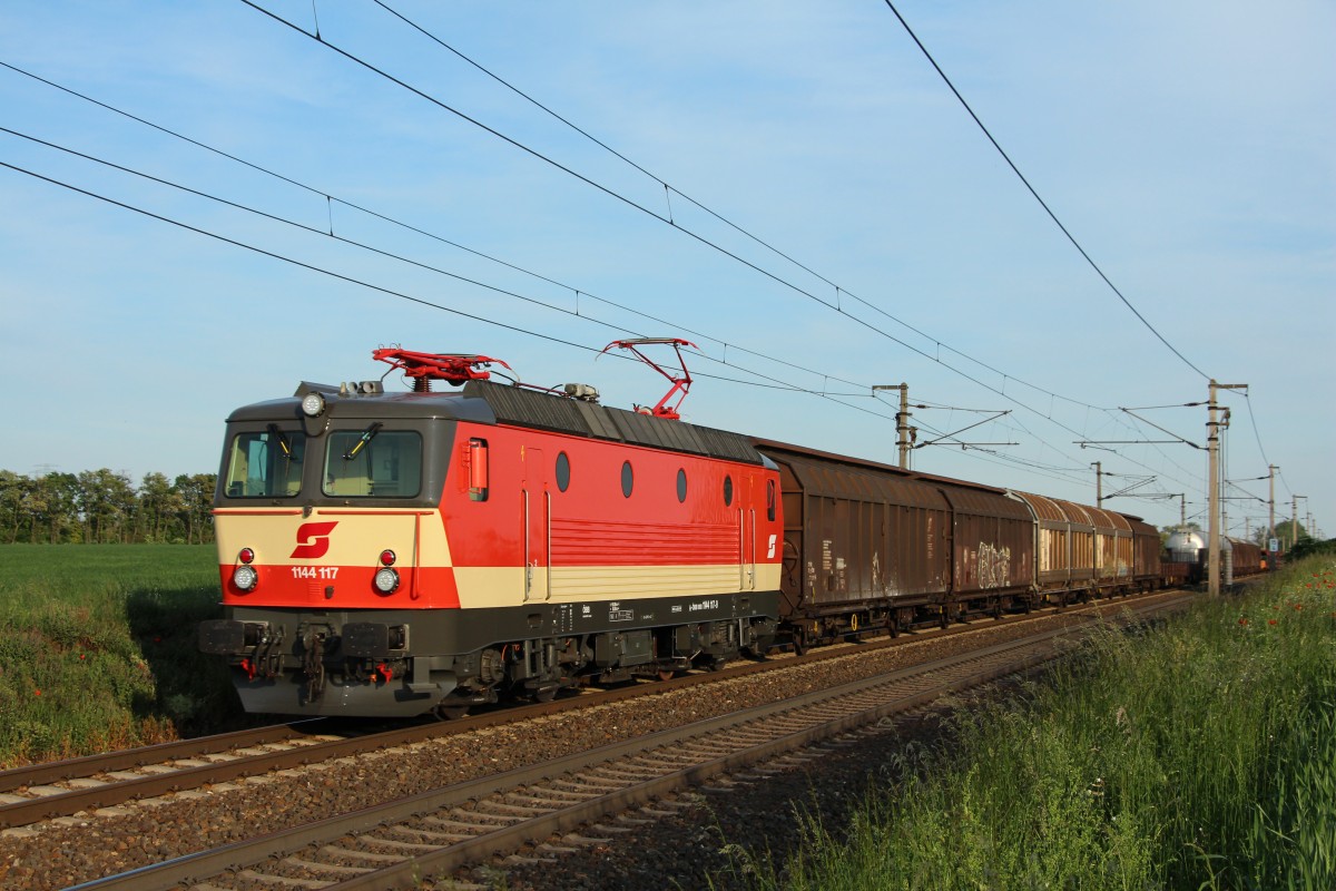 Die 1144 117 mit dem DG 60026 (Nr Hfg) am 21.05.2014 bei Himberg