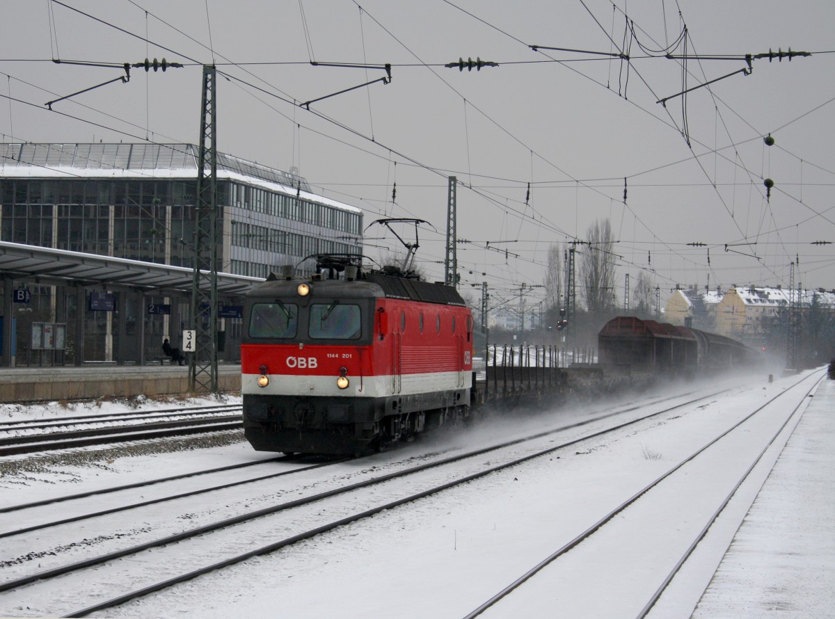 Die 1144 201 mit einem Güterzug am 14.02.2010 bei der Durchfahrt am Heimeranplatz (München).