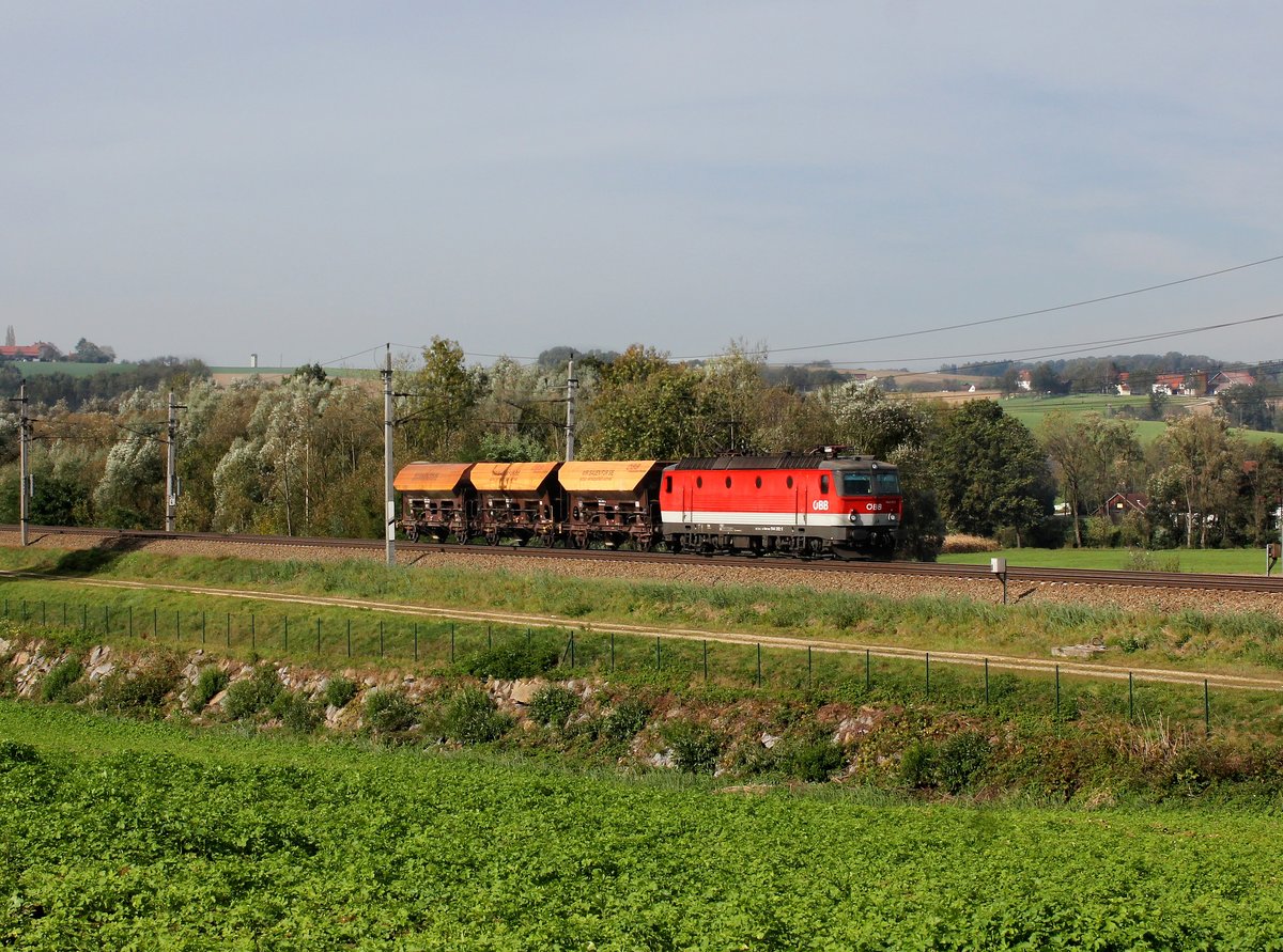 Die 1144 202 mit einem Schotterzug am 14.10.2016 unterwegs bei Taufkirchen a. d. Pram.