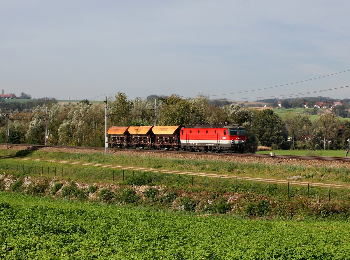 Die 1144 202 mit einem Schotterzug am 14.10.2016 unterwegs bei Taufkirchen a. d. Pram.