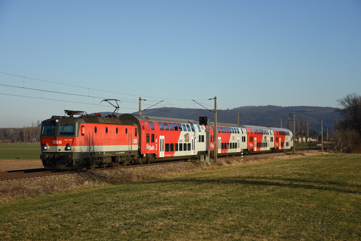Die 1144 203 ist am 30.12.2016 mit einem REX Richtung Sigmundsherberg bei Muckendorf-Wipfing unterwegs.