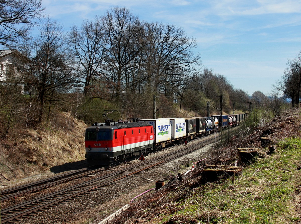 Die 1144 203 mit einem KLV-Zug am 02.04.2011 unterwegs bei Ostermünchen.