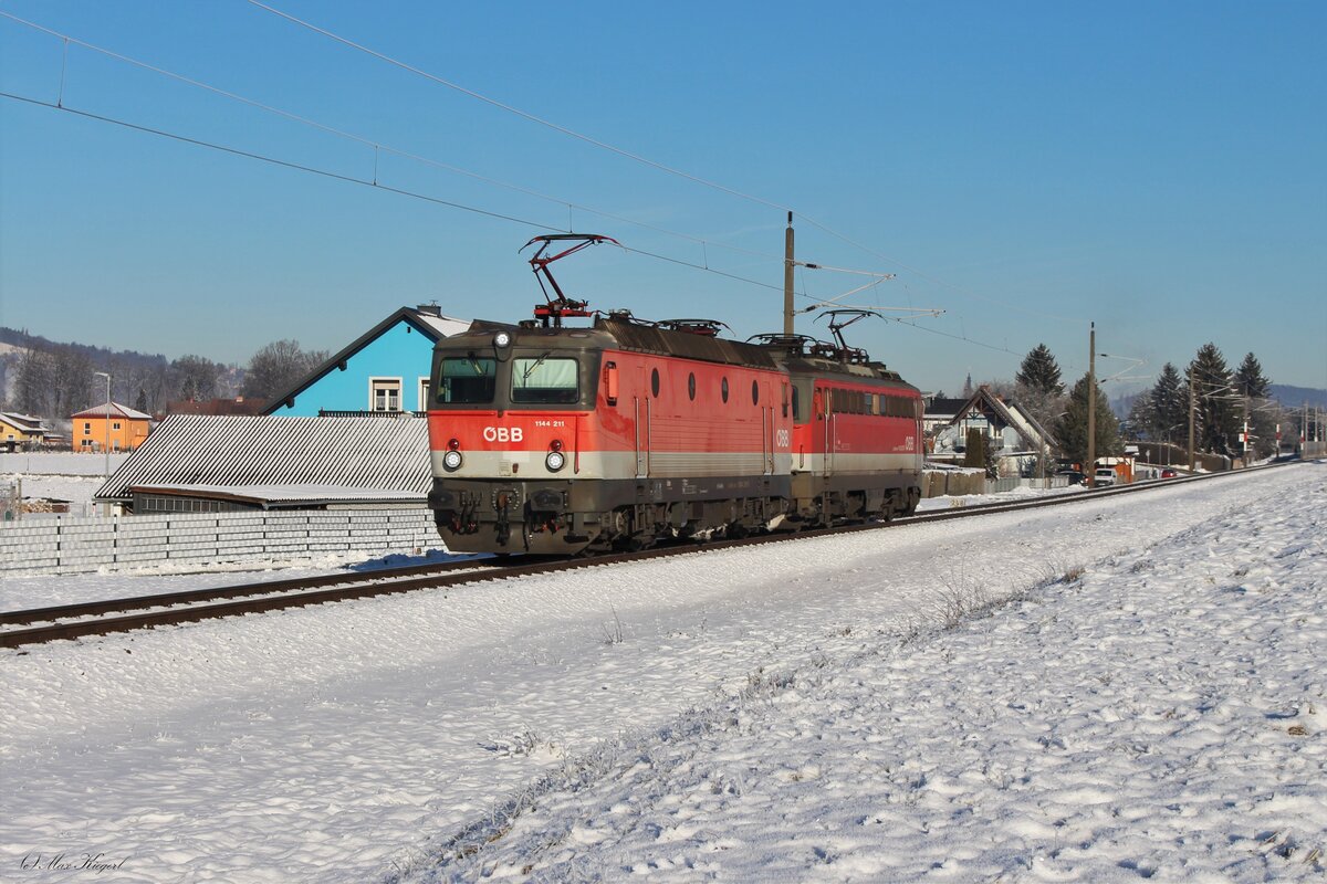 Die 1144 211 und die 1142 627 fahren am herrlichen 21.1.2024 kurz hinter Leibnitz als Lokzug von Graz kommend nach Spielfeld-Straß.