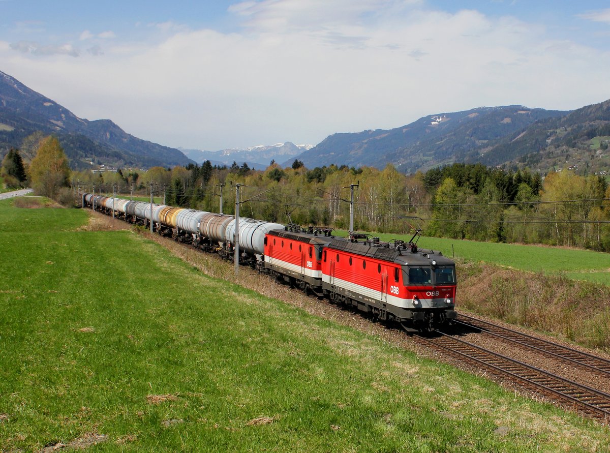 Die 1144 212 und die 1144 012 mit einem Kesselzug am 16.04.2016 unterwegs bei Trieben.