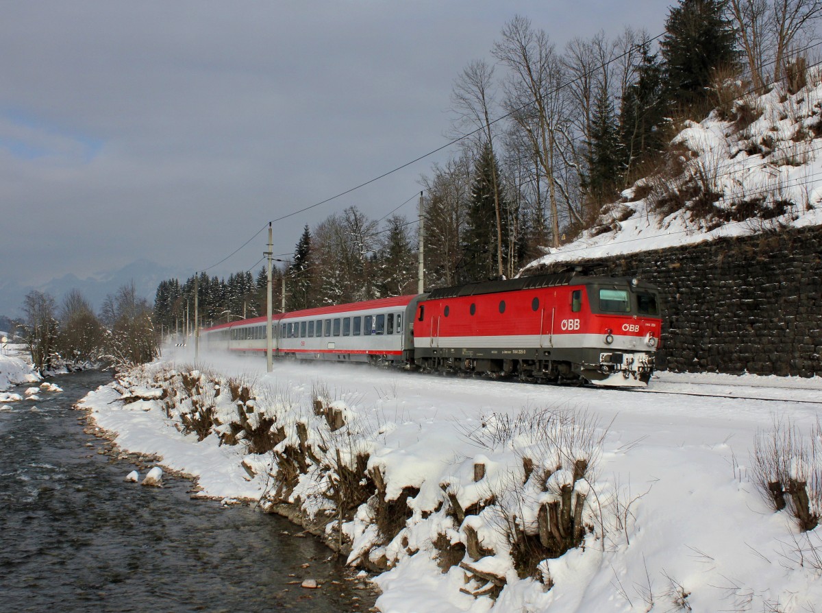 Die 1144 225 mit einem IC am 07.02.2015 unterwegs bei St. Johann in Tirol.
