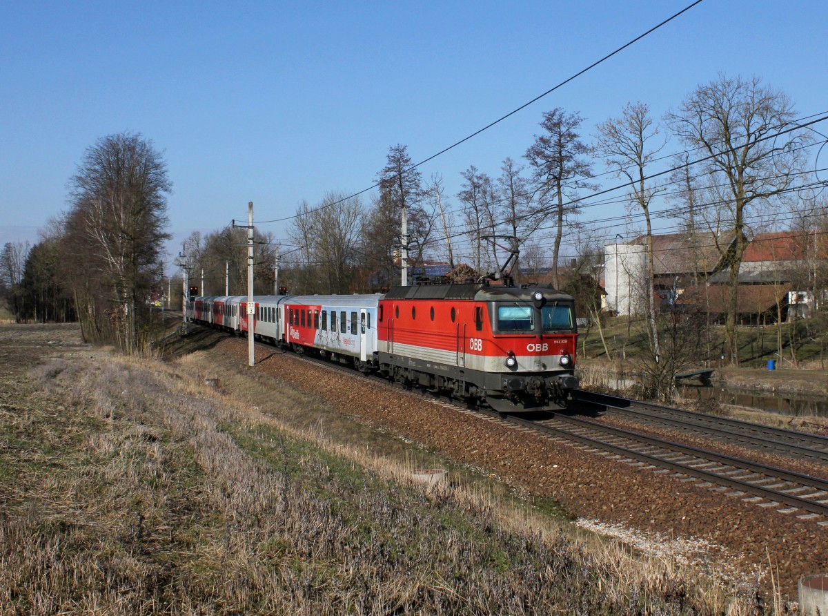 Die 1144 228 mit einem REX nach Linz am 23.02.2014 unterwegs bei Kimpling.