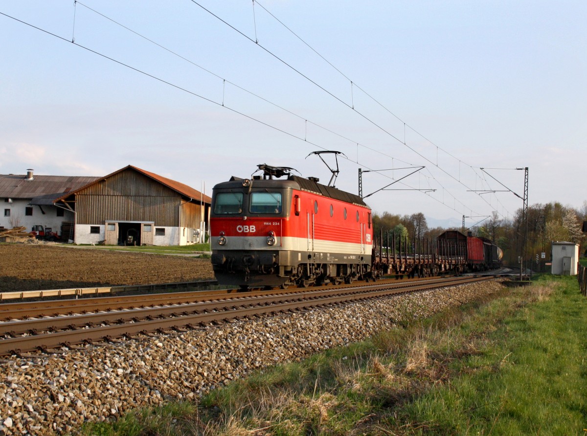 Die 1144 234 mit einem Gterzug am 16.04.2011 unterwegs bei Vogl.