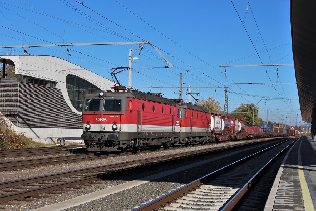 Die 1144 239 und die 1144 088 warten am 1.11.2023 in Kapfenberg mit dem DG54703 von Wien Zvb kommend nach der Lokmanipulation auf die Abfahrt nach Graz Vbf.