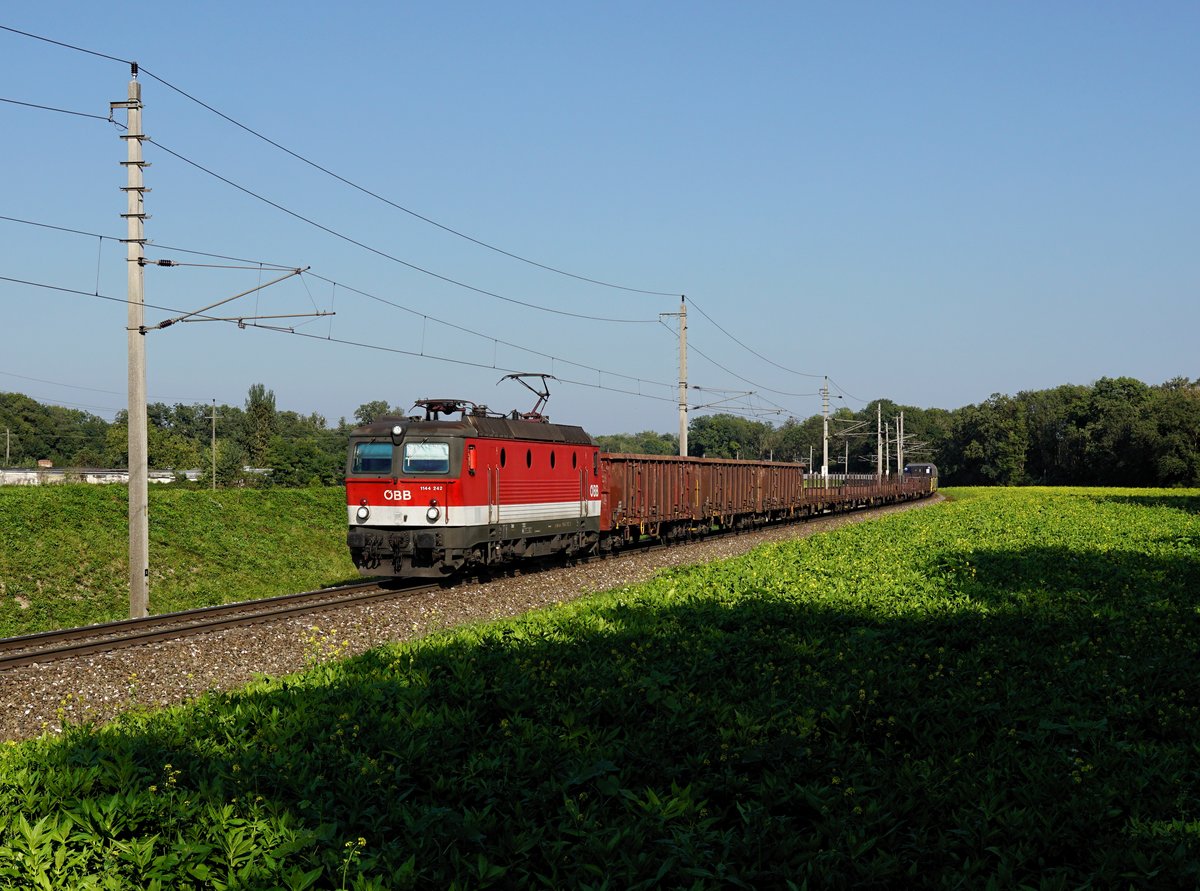 Die 1144 242 mit einem Güterzug am 15.09.2020 unterwegs bei Rutzing.
