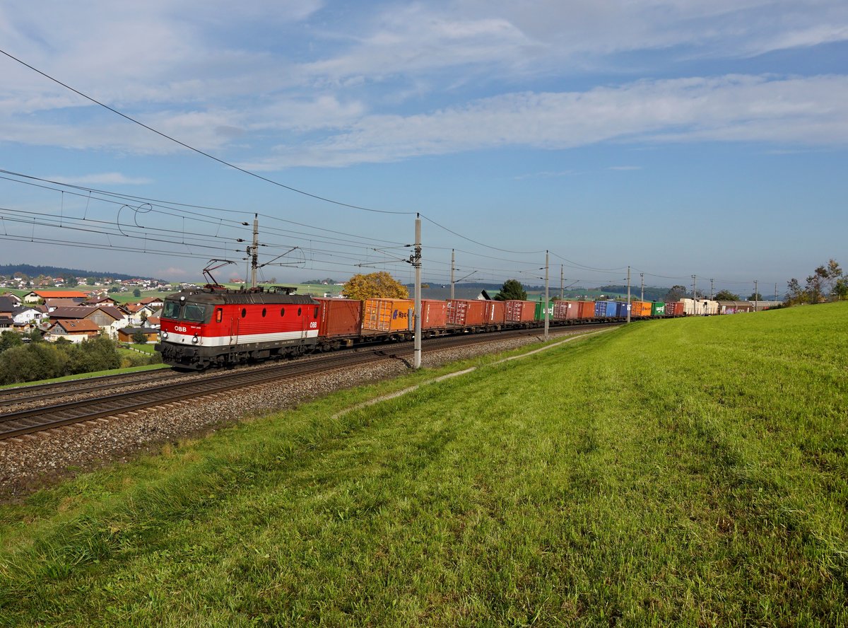 Die 1144 245 mit einem Güterzug am 29.09.2017 unterwegs bei Pöndorf.