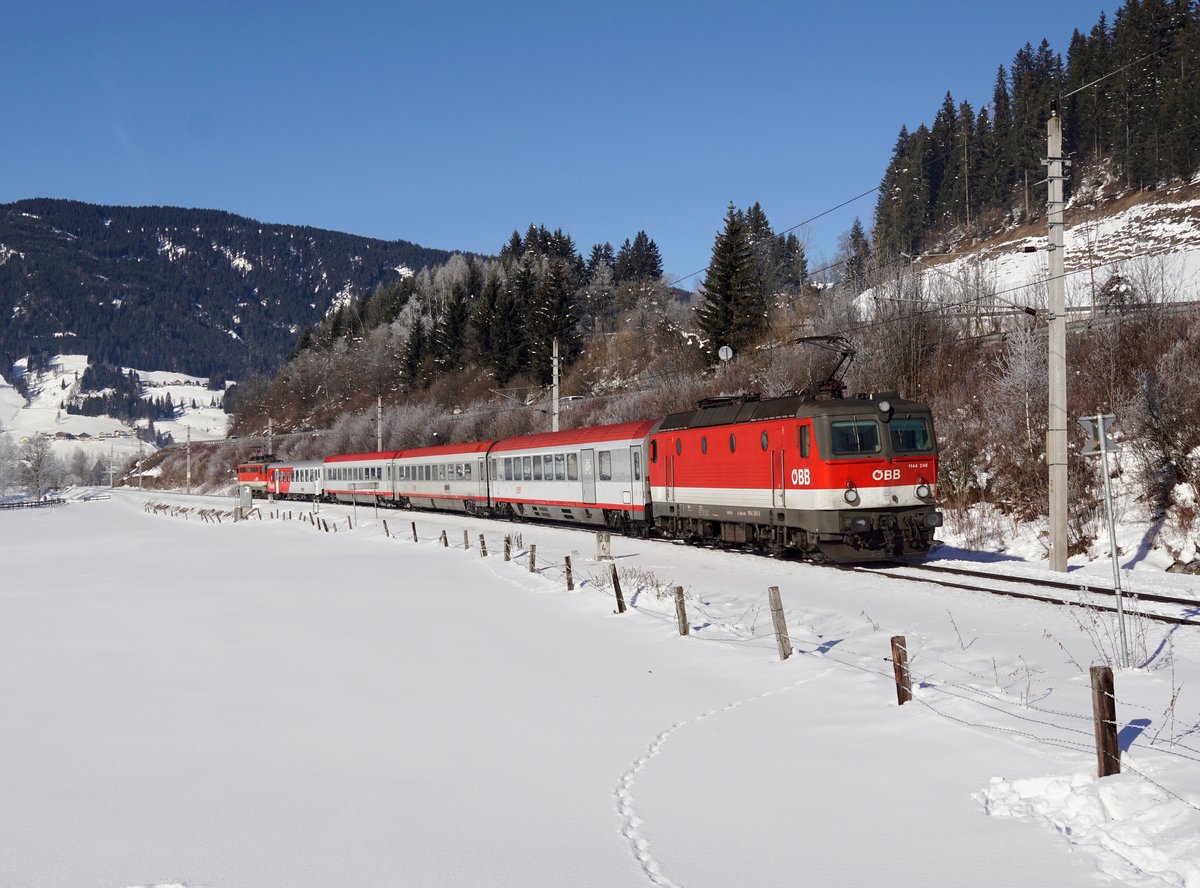 Die 1144 246 mit einem OIC am 28.01.2017 unterwegs bei Altenmarkt im Pongau.