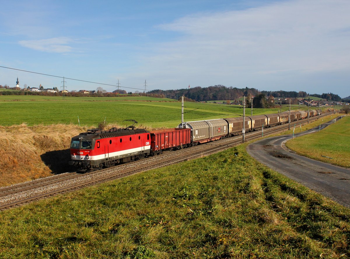 Die 1144 255 mit einem Güterzug am 20.11.2016 unterwegs bei Köstendorf.