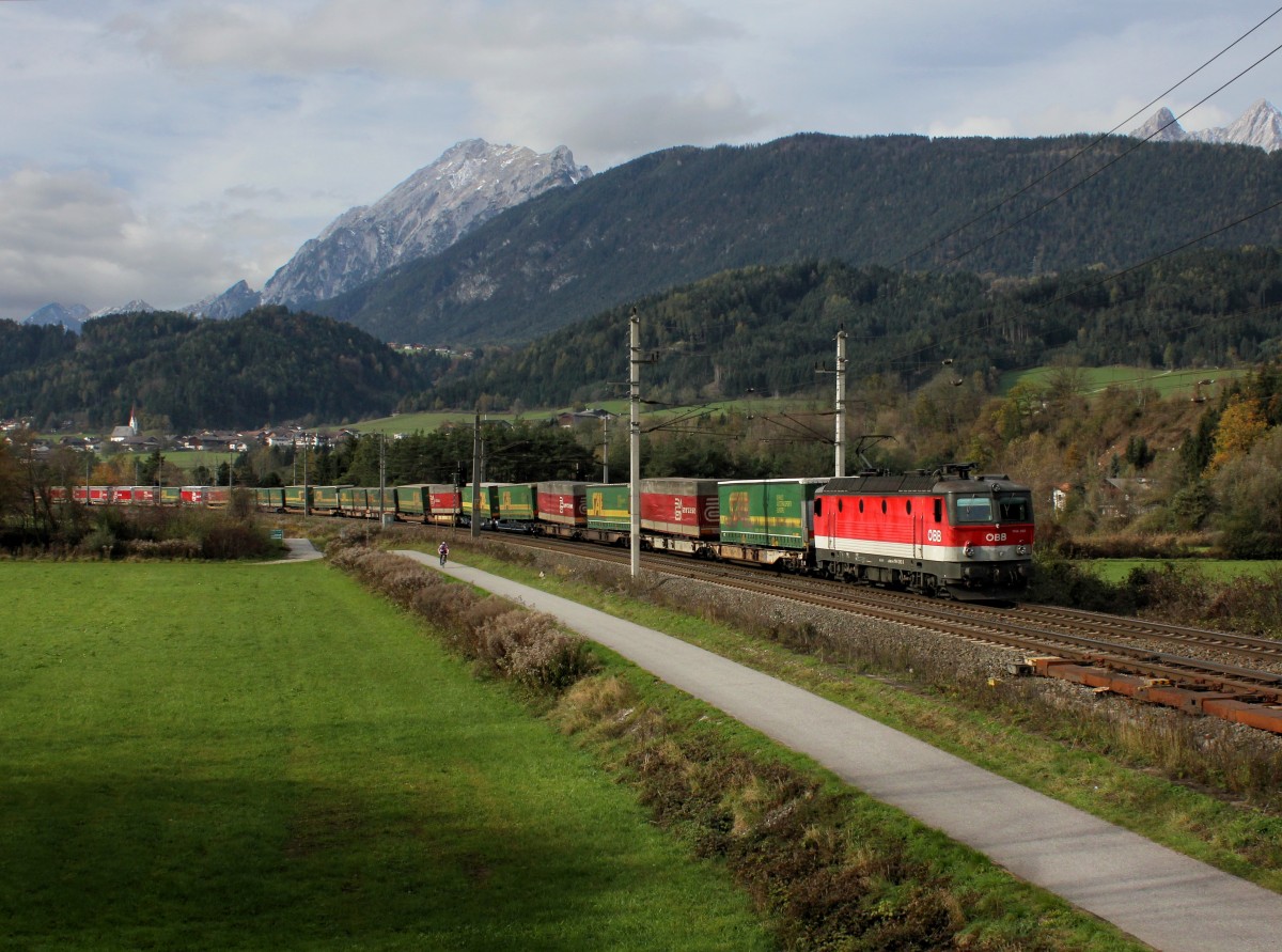 Die 1144 262 mit einem KLV-Zug am 03.11.2012 unterwegs bei Terfens.
