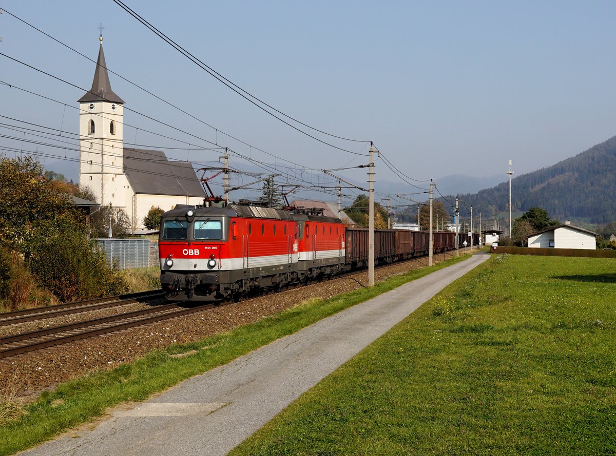 Die 1144 265 und die 1144 058 mit einem Kohlezug am 13.10.2018 unterwegs bei Kammern.