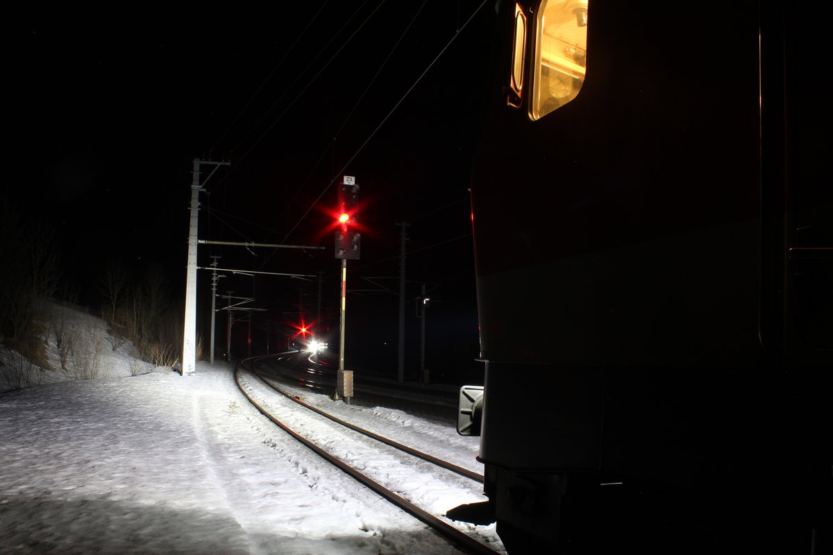 Die 1144 290 steht als GLZ87632 am frühen Morgen des 6.2.2019 im Bahnhof Spital am Semmering und wartet auf die Kreuzung mit einem Gegenzug.
