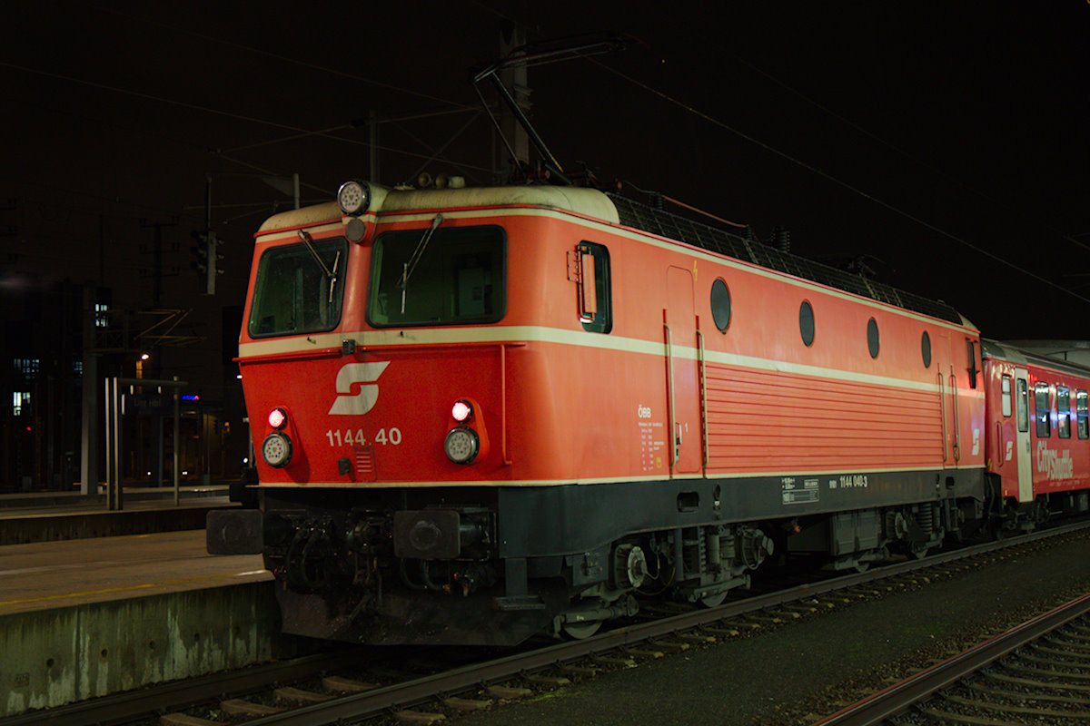 Die 1144 40 im alten Farbkleid der Baureihe 1044. Entstanden ist diese Aufnahme am Linzer Hauptbahnhof. (23.01.2015)