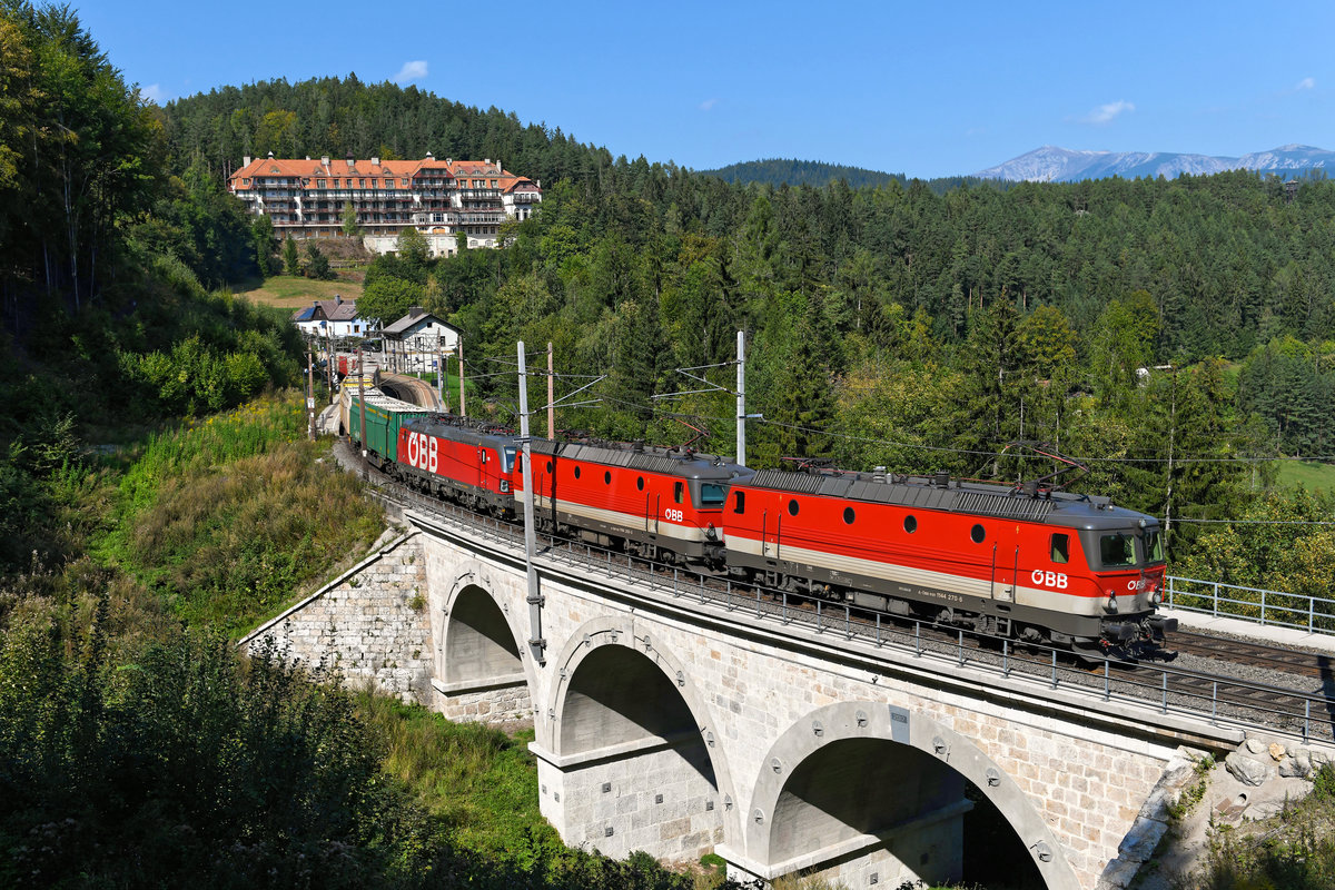 Die 1144.270, 269 und 1293.181 beförderten am 21. September 2020 den Hackschnitzelzug G 53513 von Schwarzenau nach St. Michael über den Semmering.  Bei Wolfsbergkogel schlängelt sich der schwere Ganzzug zum Scheitelpunkt der Strecke hinauf.  
