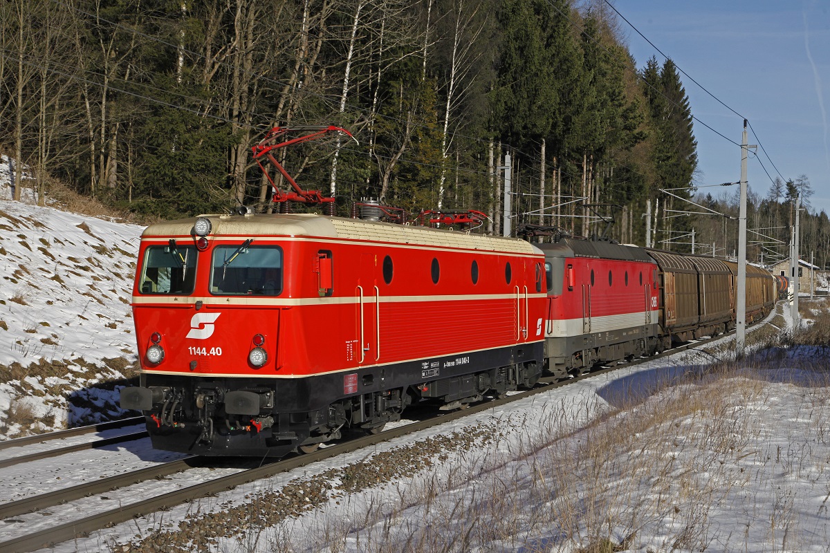 Die 1144.40 hat vor zwei Wochen einen neuen Nostalgielack bekommen. Am 6.12.2017 fuhr sie mit dem neuen Farbkleid das erste mal bei Tageslicht über den Semmering.Hier zu sehen mit einer weiteren 1144 mit Güterzug bei Steinhaus.