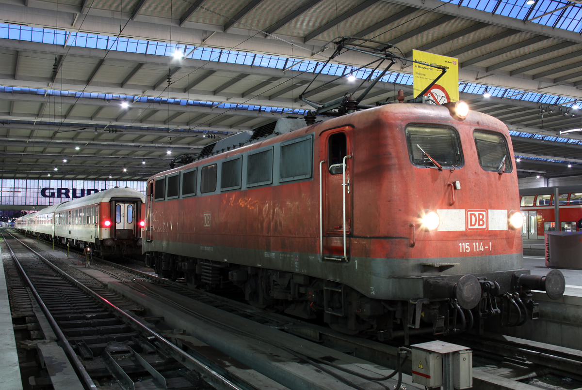 Die 115 114-1 mit einer CNL Bereitstellung nach Rom in Mnchen HBF am 15.08.2013