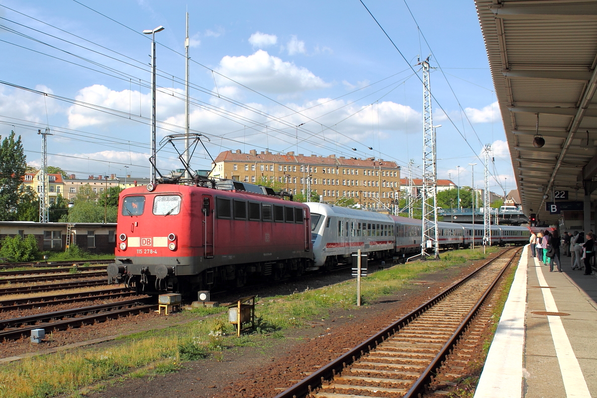 Die 115 278-4 rangiert am 29.04.2014 in Berlin-Lichtenberg IC-Wagen.

Die Lokomotive wurde 1963 bei Krauss-Maffei AG in München unter der Fabriknummer 18947 gefertigt.