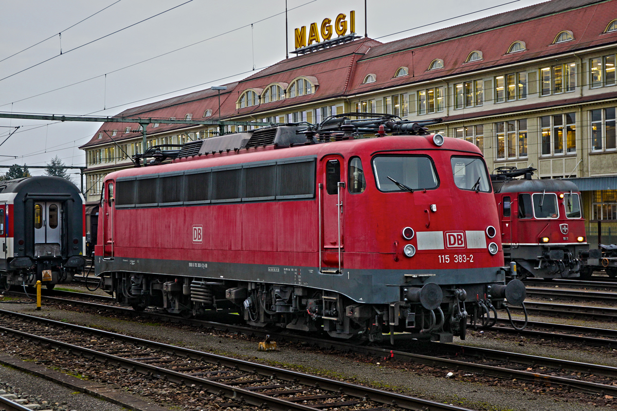 Die 115 383-2 steht frühmorgens abgestellt im Gleisfeld des Bf Singen(Hohentwiel)
Bild vom 30.10-2014