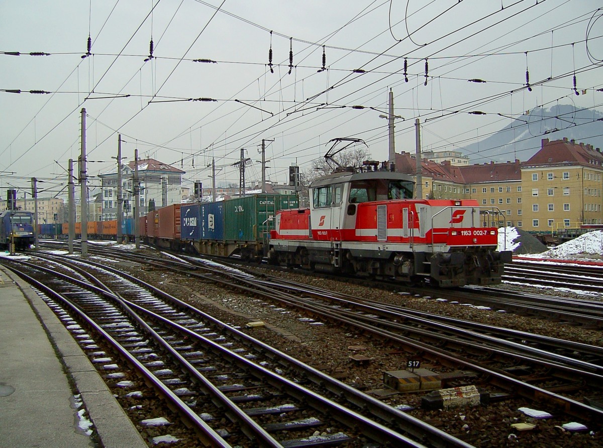 Die 1163 002 mit einem Containerzug am 05.01.2008 bei der Ausfahrt aus dem Salzburger Hbf.