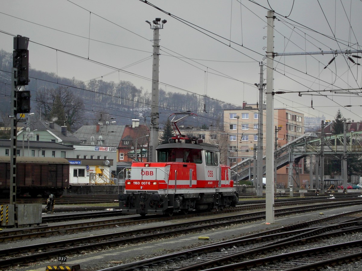 Die 1163 007 bei einer Rangierfahrt am 13.12.2008 im Salzburger Hbf.