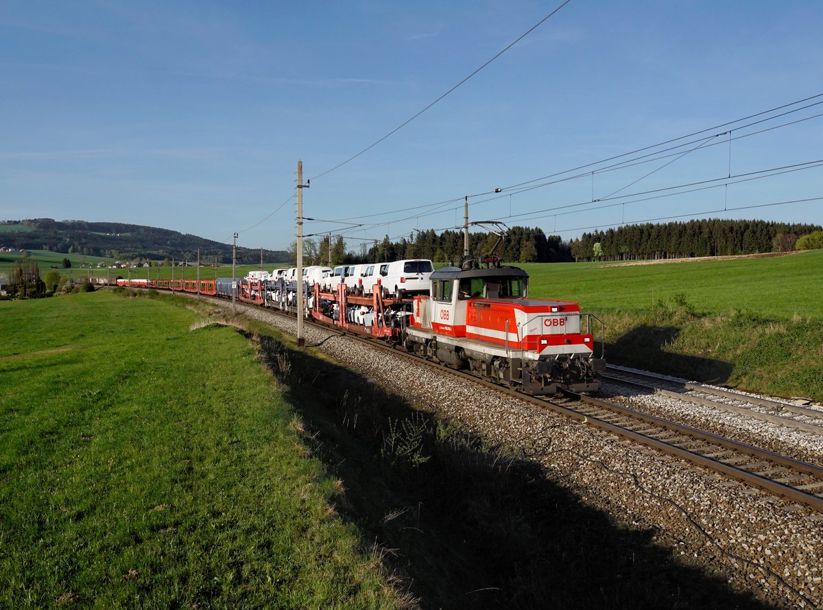 Die 1163 010 mit einem Güterzug am 20.04.2018 unterwegs bei Weng.