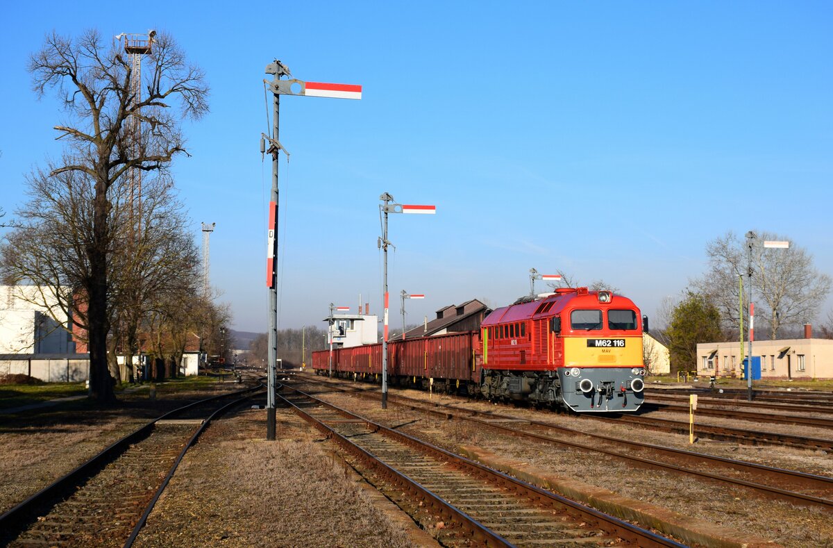 Die 116er Sergej wurde Ende letzten Jahres renoviert. Die schöne Lokomotive nahm im Januar ihren Betrieb in der Gegend von Dombóvár auf. Auf dem Bild fährt mit einem Verschubgüterzug in Bátaszék ein.
Bátaszék, 17.02.2024.
​
