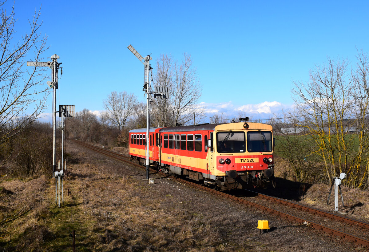 Die 117 320 (ex. Bzmot 320) Triebwagen als 34925 bei der Einfahrt in Bahnhof Bodajk.
Bodajk, 19.02.2023.