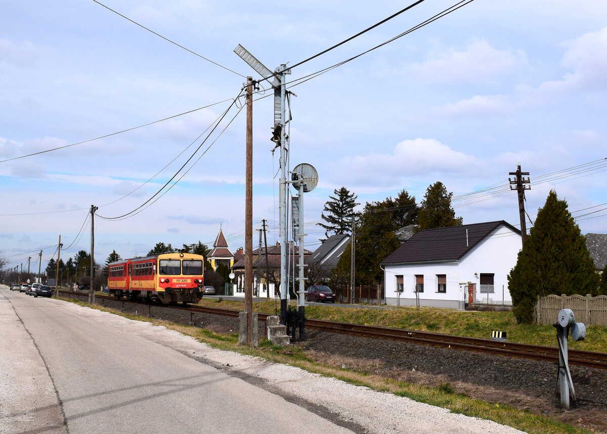 Die 117 320 (ex. Bzmot 320) Triebwagen als 34925 bei der Einfahrt in Bahnhof Kisbér.
Kisbér, 26.02.2023.