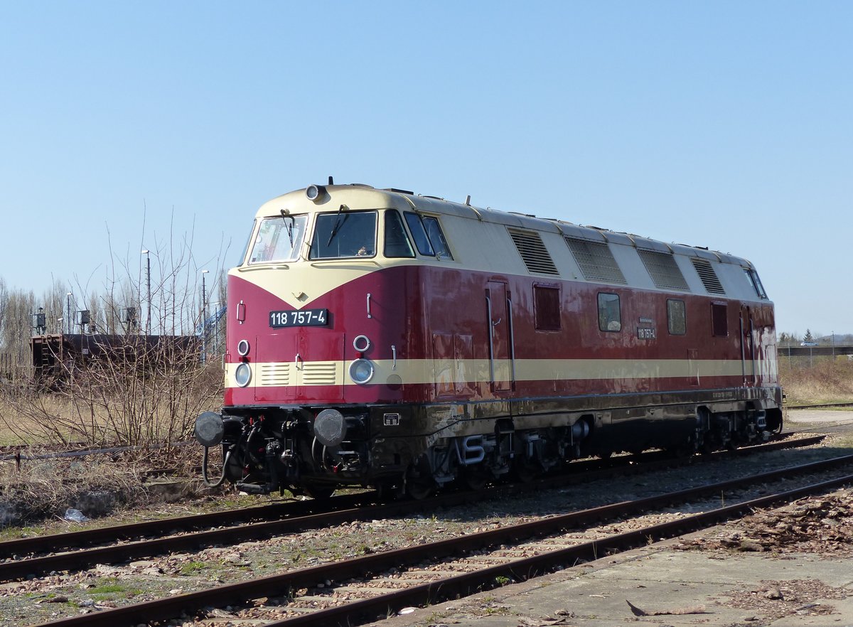 Die 118 757-4 der PRESS (9280 1228 757-1 D-PRESS) im Holzbahnhof von Gera am 8.4.2020