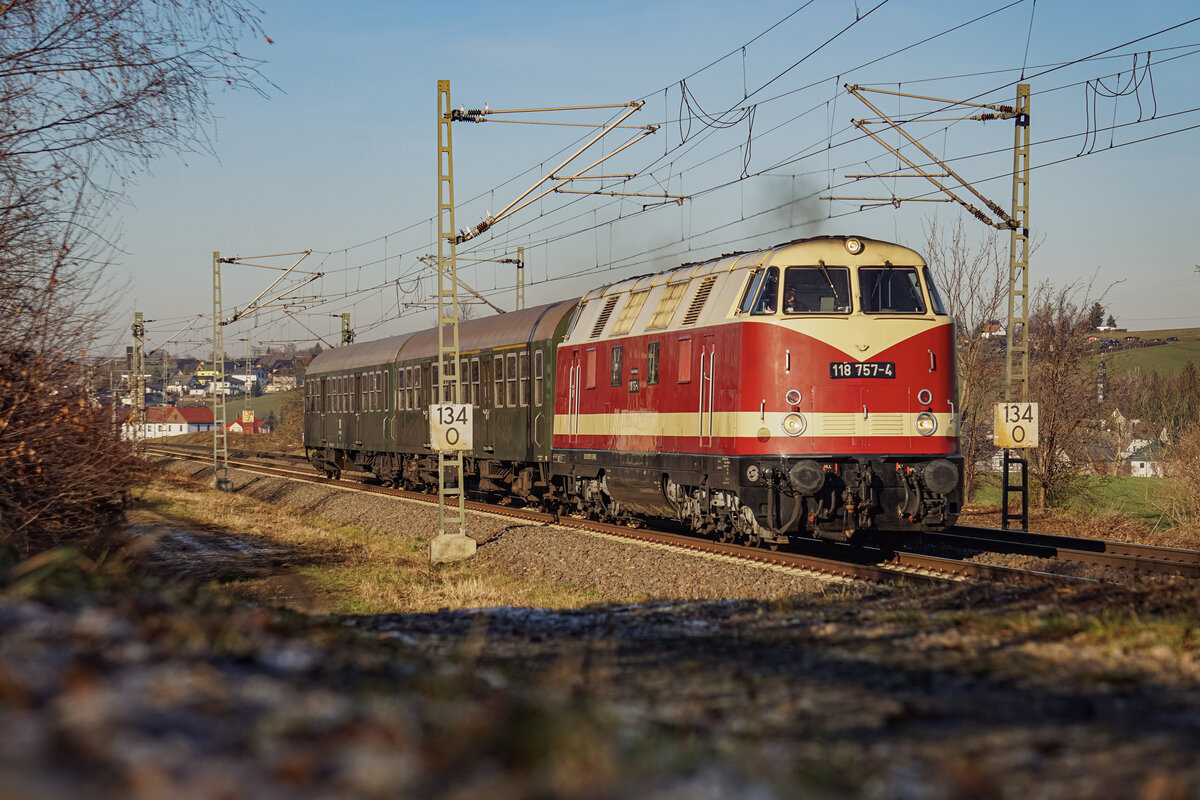 Die 118 757 der PRESS war am 29.12.2024 mit 2 Sonderzugwagen auf dem Weg von Ilmenau nach Zwickau. Hier zu sehen in Steinpleis, kurz vorm Ziel.