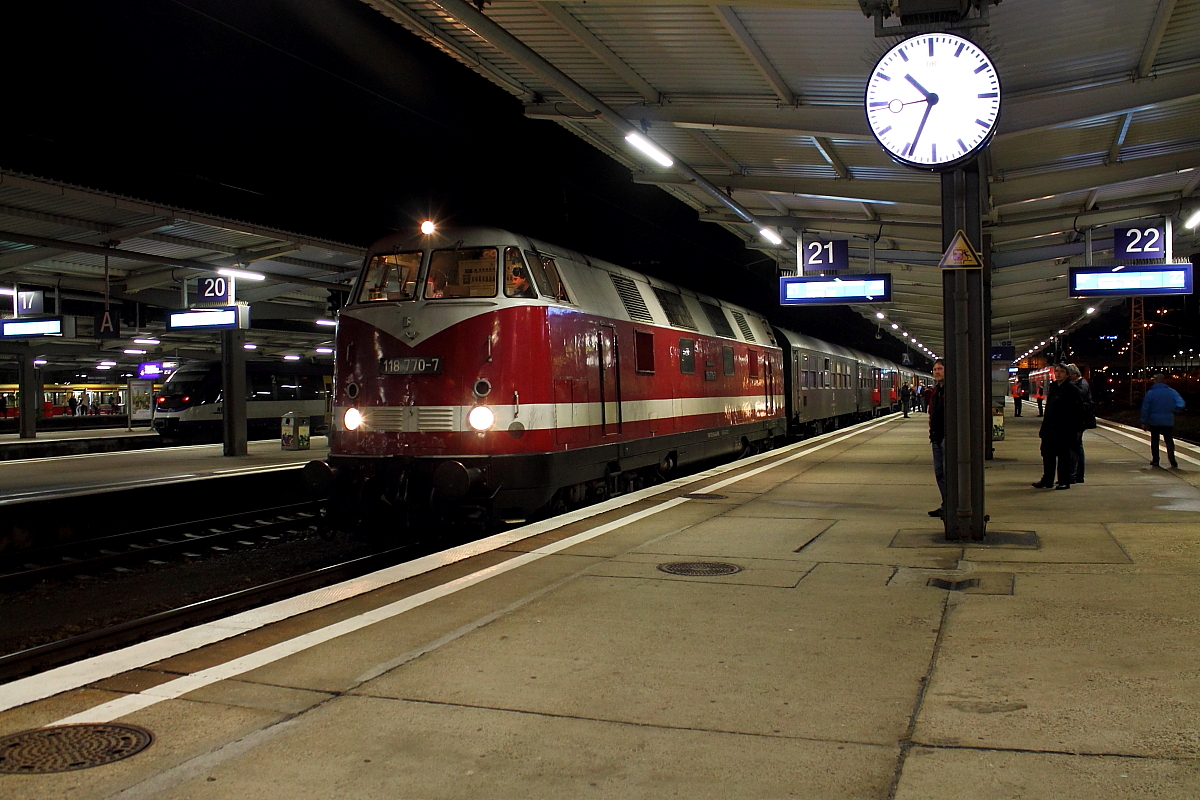Die 118 770-7 mit dem Dampfsonderzug vom Ostseebad Binz nach Leipzig Hbf beim Halt in Berlin-Lichtenberg am 07.11.2015.
Am Zugende die 03 1010, zu deren 75-sten Geburtstag die Sonderfahrt stattfand.
