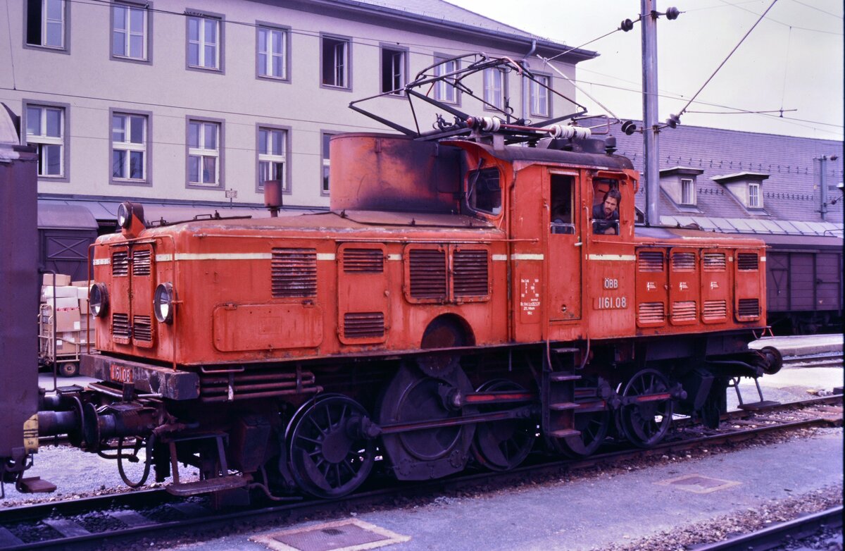 Die 1181.08 der ÖBB war schon 1984 ein Relikt auf Schienen. Am 08.08.1984 rangierte sie am Bahnhof Villach.