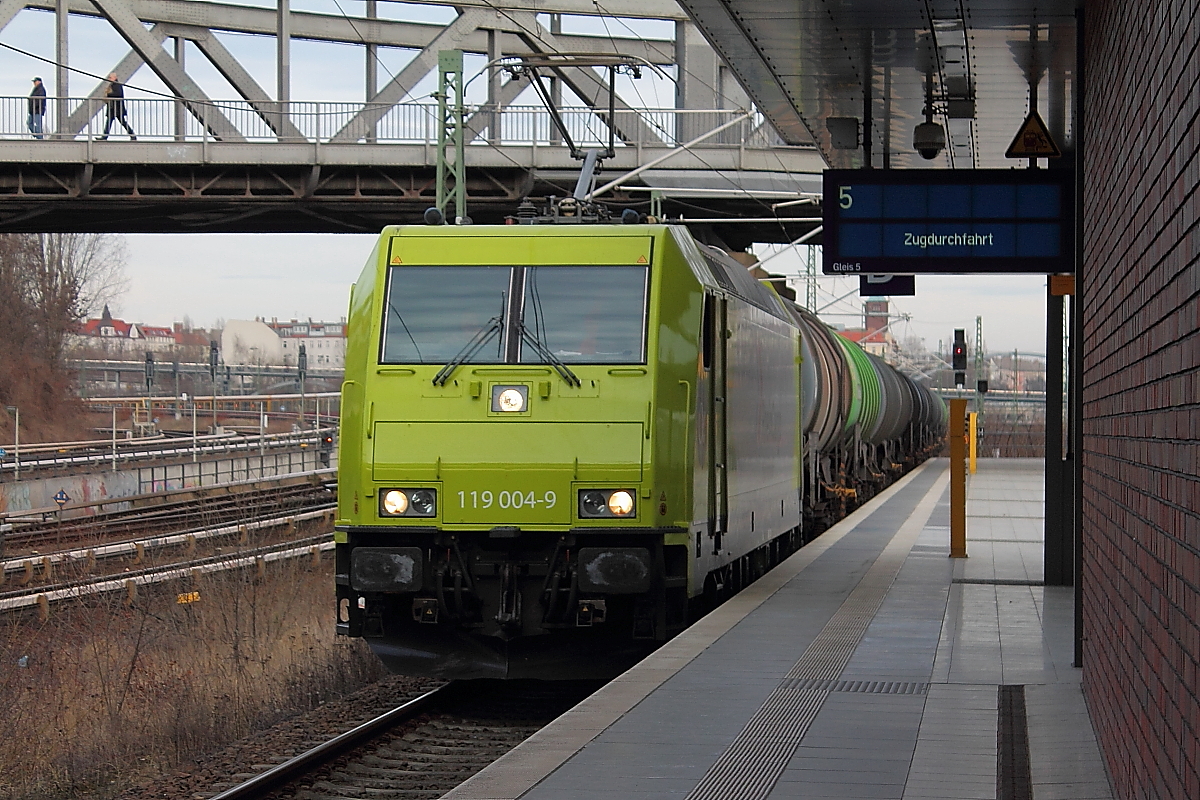 Die 119 004-9 der Alpha Trains für RheinCargo GmbH & Co. KG mit einem Kesselwagenzug durchfährt am 08.03.2015 den Bahnhof Berlin Gesundbrunnen.