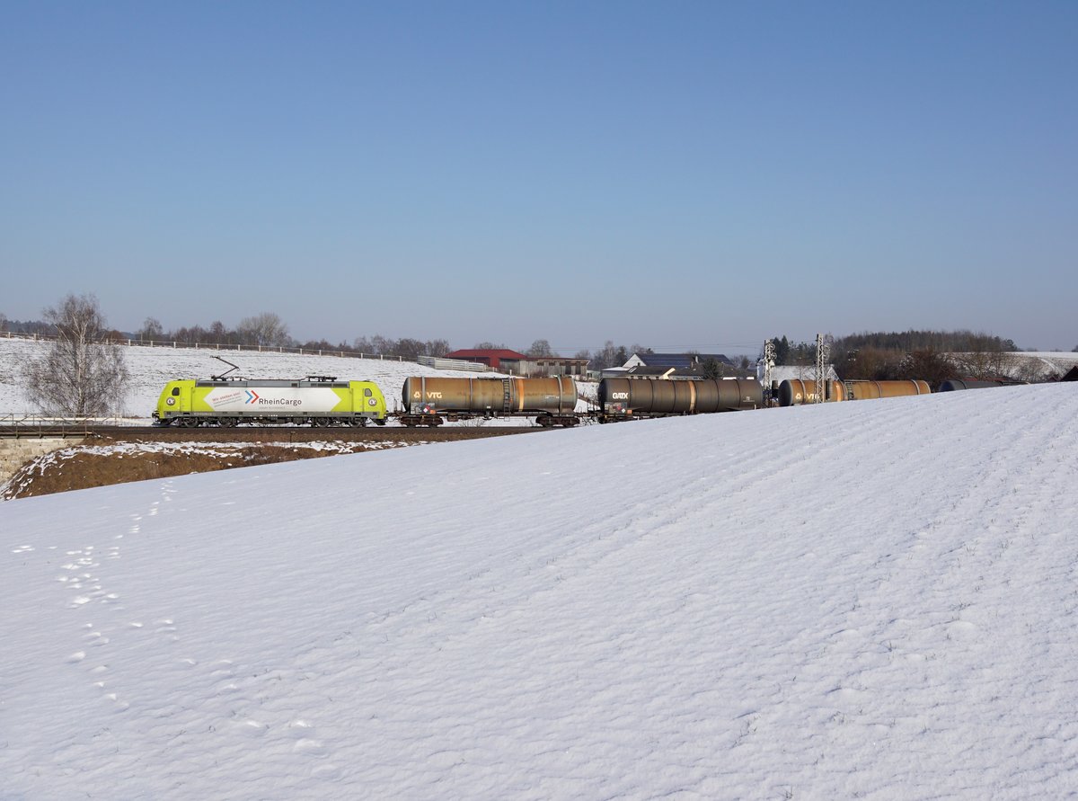Die 119 008 mit einem Kesselzug am 20.01.2017 unterwegs bei Fahlenbach.
