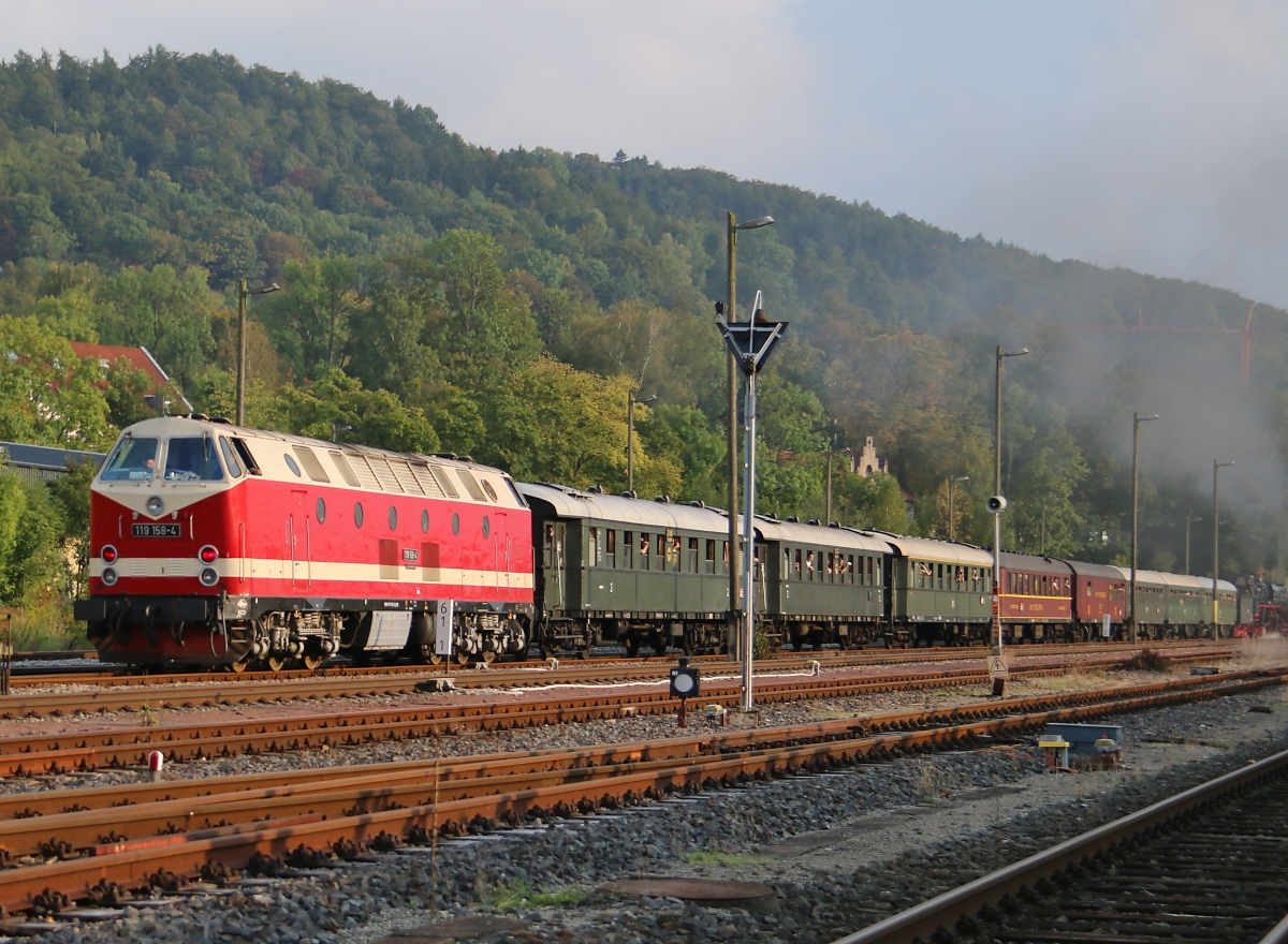Die 119 158-4 am Zugschluss eines Sonderzuges bei der Abfahrt aus Meiningen. Aufgenommen am 06.09.2014 an den 10. Meininger Dampfloktagen. 